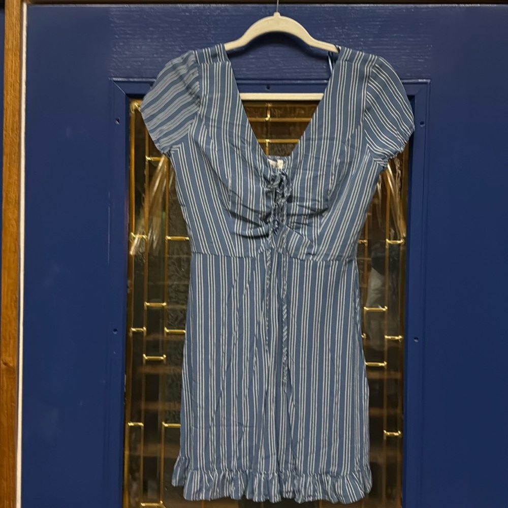Size small Hollister dress in blue & white with cap sleeves. Gently used, cute!